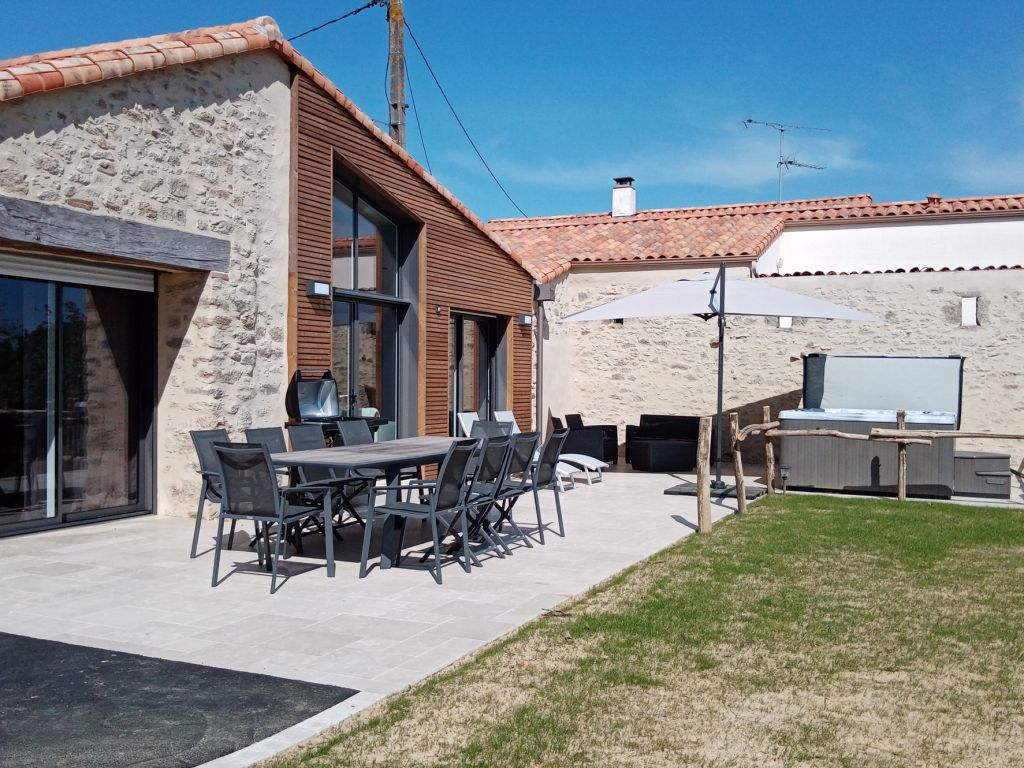 Les Vignes Haut Bocage à Les Epesses : terrasse et jardin