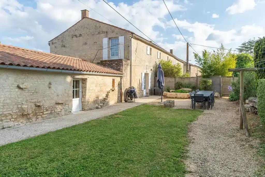 Le Noyer à Sainte-Gemme-la-Plaine : extérieur