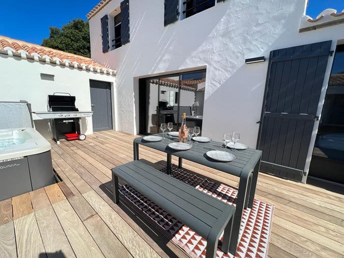 Maison Morin à L'Épine : terrasse et jardin
