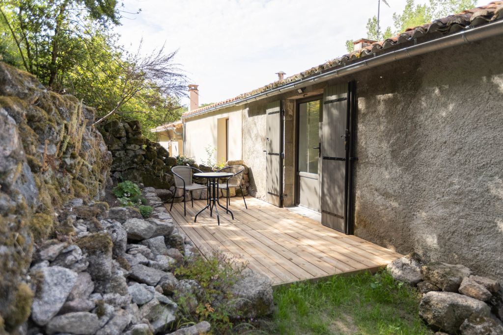 Le Coteau à Mortagne-sur-Sèvre : terrasse et jardin