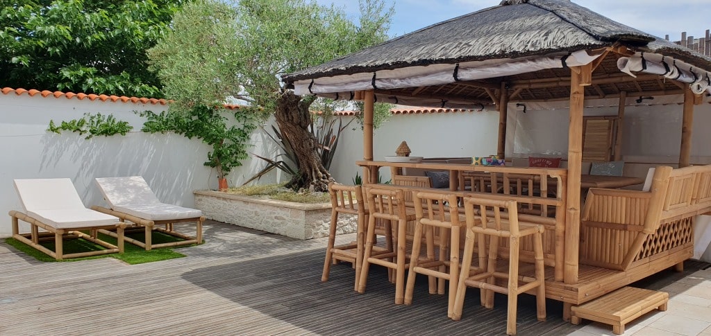 Villa Bahia à L'Aiguillon-la-Presqu'île : terrasse et jardin