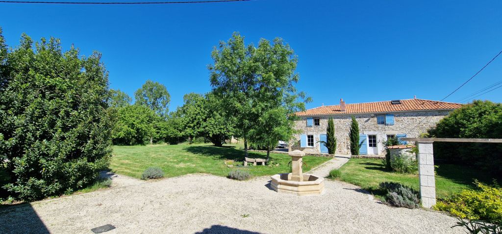 Les Gîtes du Maupas à Les Pineaux : extérieur