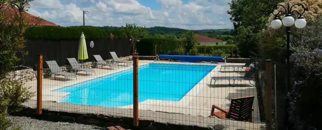 Tentes Safari à Loge-Fougereuse : piscine