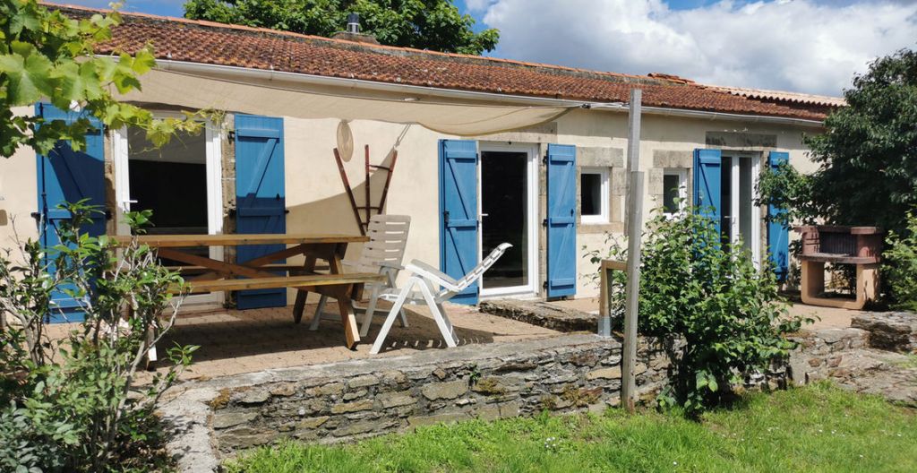 Les Ecuries à Froidfond : terrasse et jardin