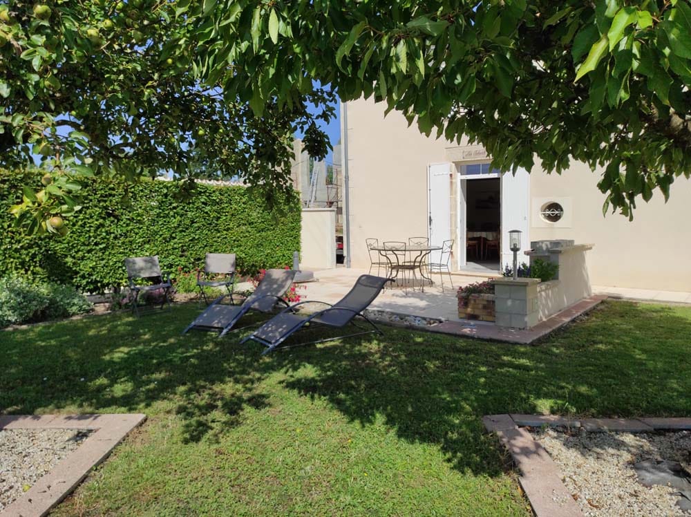 Les Colverts à Maillé : terrasse et jardin