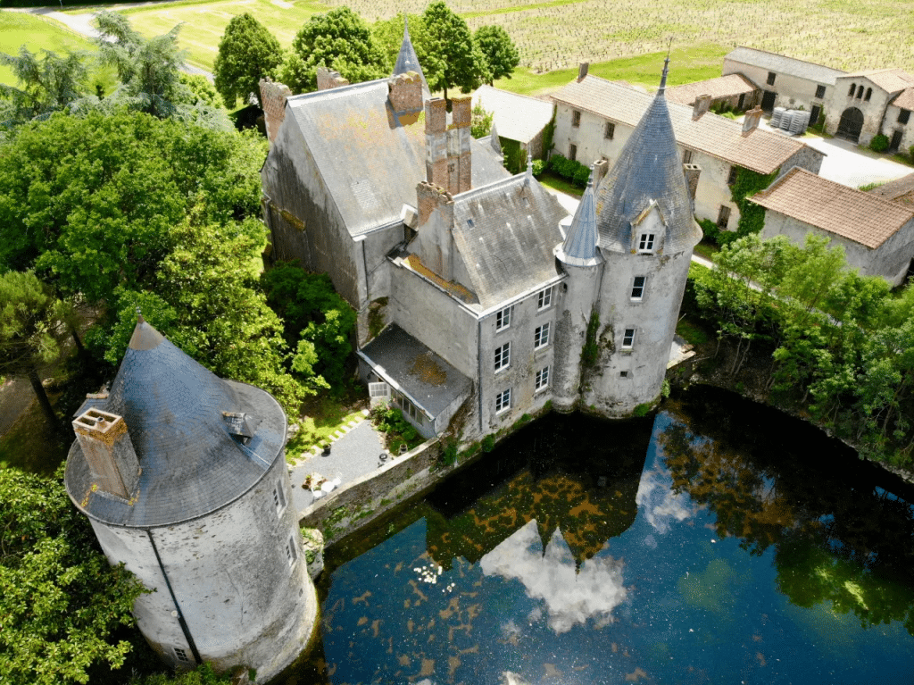 Château de la Preuille à Montaigu-Vendée : extérieur