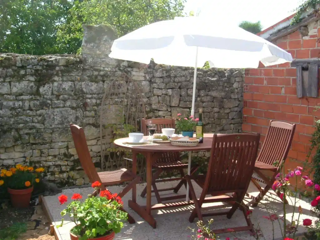 Meublé Le Carabi à Le Langon : terrasse et jardin