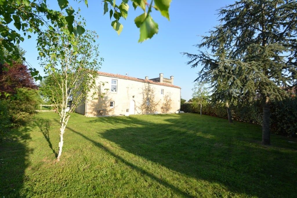 Gîte Aux 4 Cornes à Longèves : extérieur