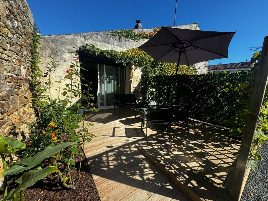 Halte vendéenne atypique à Mouilleron-Saint-Germain : terrasse et jardin