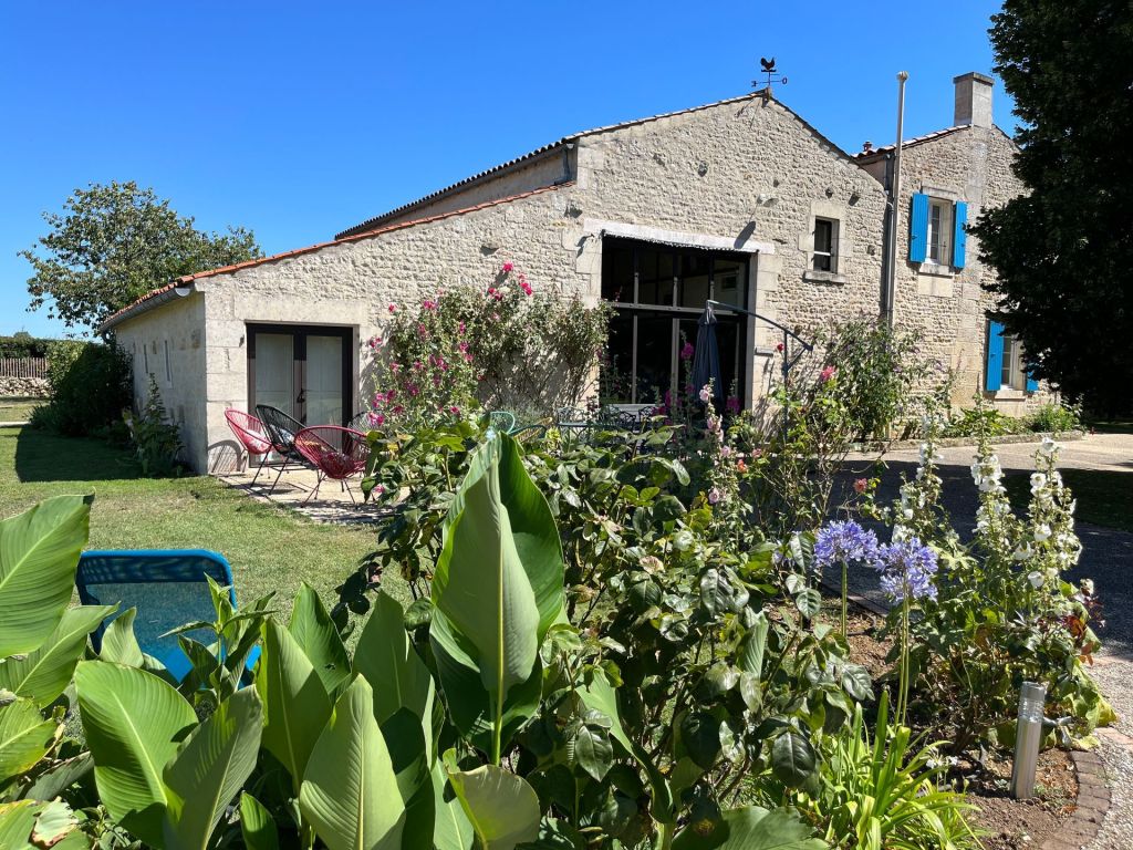 Le Petit Paradis de Diane à Benet : extérieur