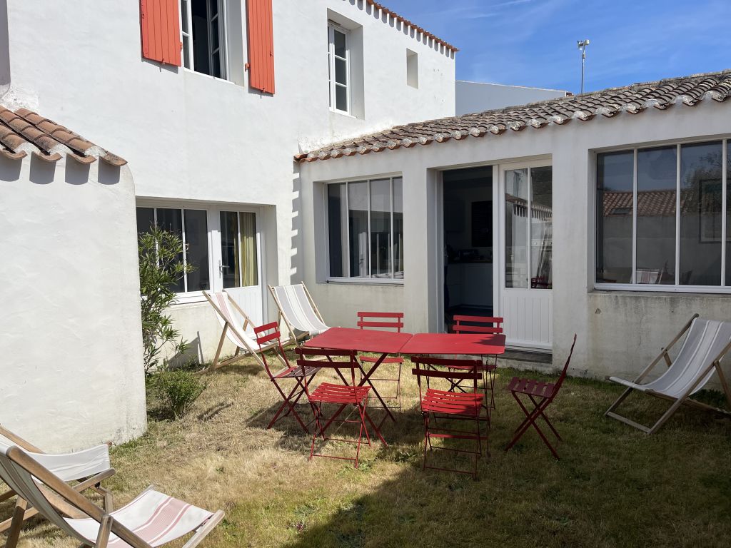 Les Volets Roses à L'Île-d'Yeu : terrasse et jardin