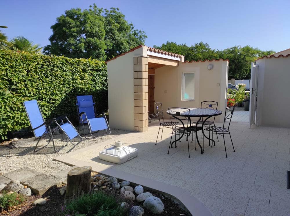 Les Iris à Maillé : terrasse et jardin