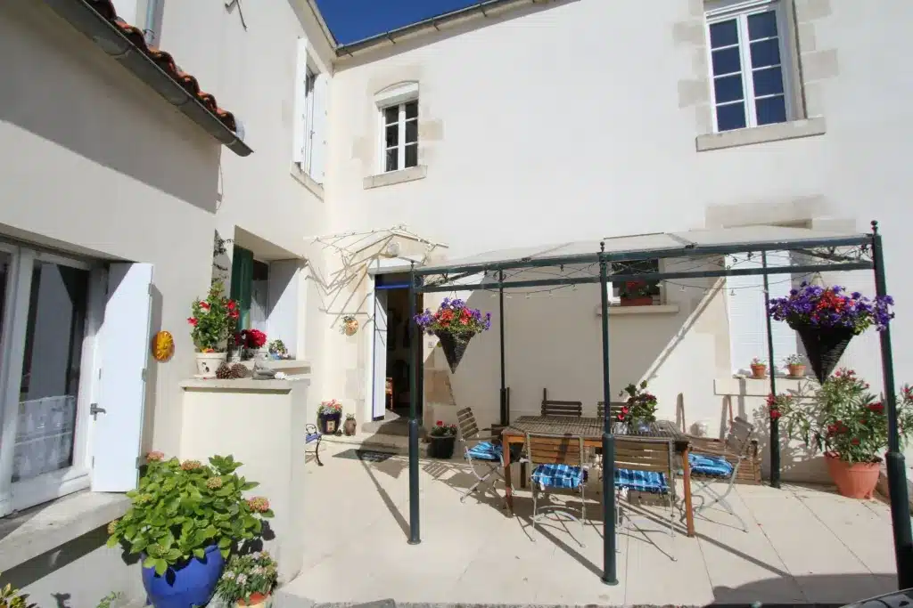 La Jolie Maison à Le Langon : terrasse et jardin