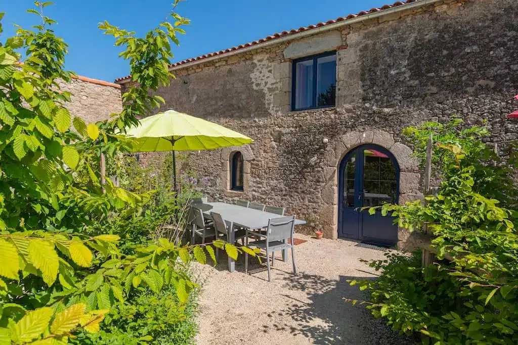 Le Logis de Concise – Gite Le Grand Logis à Les Herbiers : terrasse et jardin