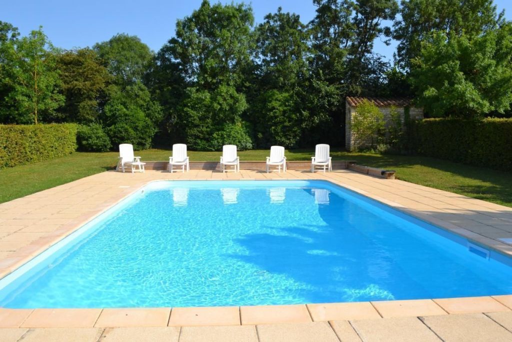 Domaine de l'Ouche aux Filles à Saint-Aubin-la-Plaine : piscine