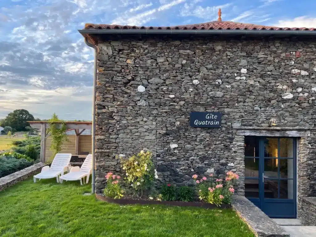 Quatrain à Saint-Maurice-des-Noues : extérieur