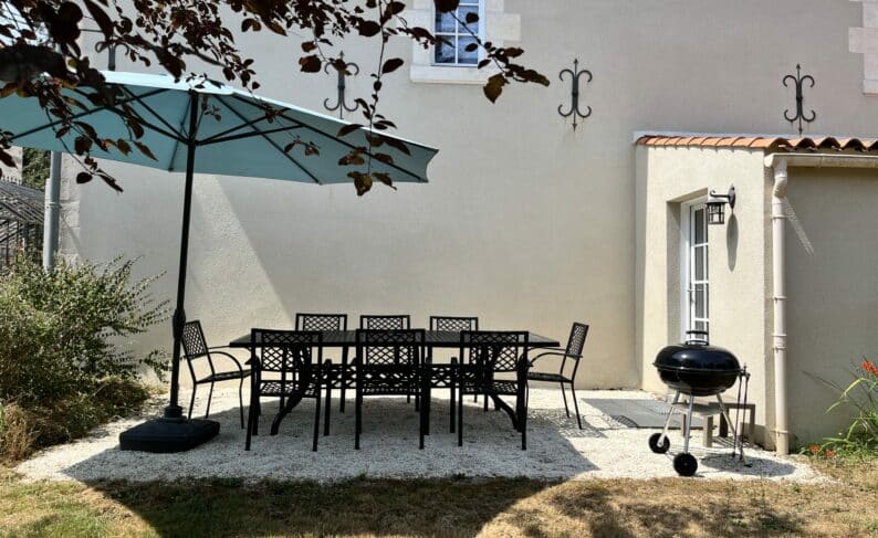 Le Logis de l'Écuyer à Le Tablier : terrasse et jardin