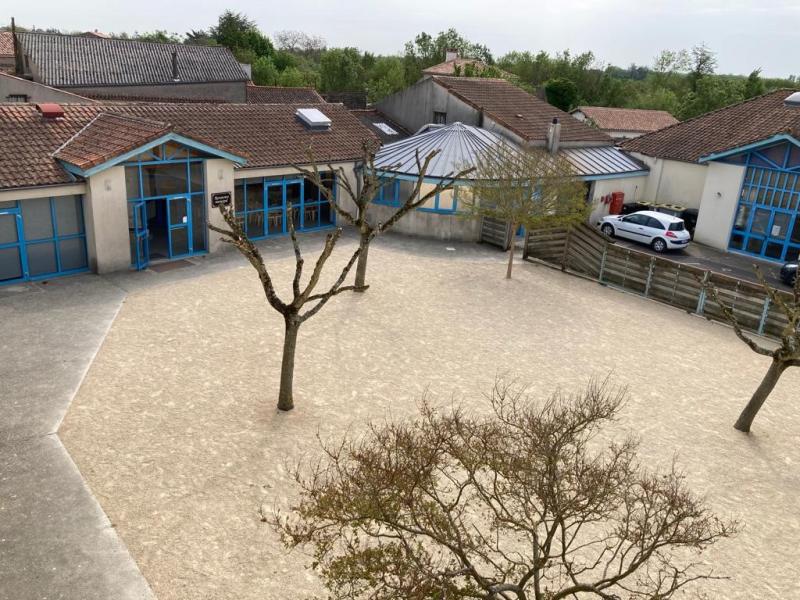Centre Agrippa d'Aubigné à Maillé : extérieur