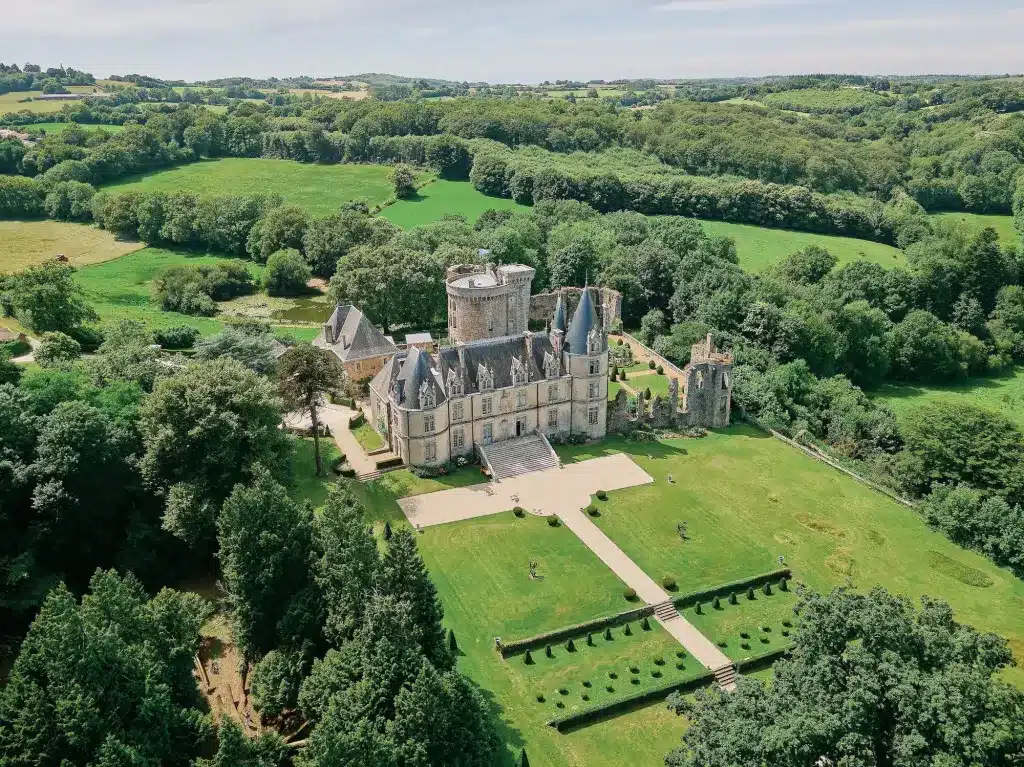Le Donjon à Sèvremont : extérieur