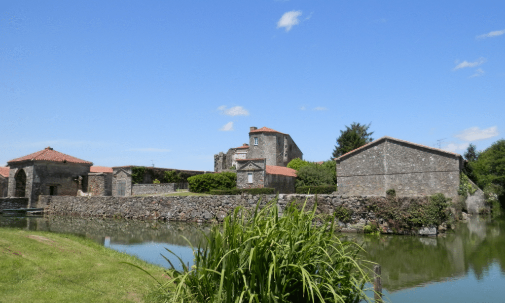 Château de la Ménardière à Saint-Pierre-du-Chemin : extérieur