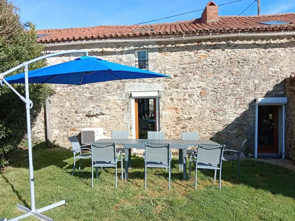 La Renardière à Marillet : terrasse et jardin