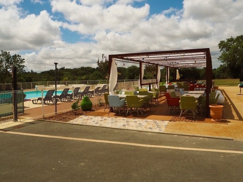 Meublé Bourgogne – n° 34 – Village de Gîtes Le Hameau à Vouvant : terrasse et jardin