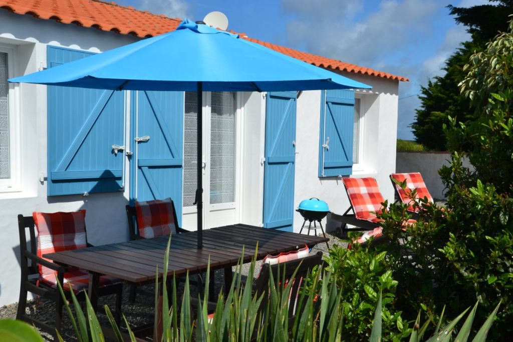 Gîte La Plage à Beauvoir-sur-Mer : terrasse et jardin