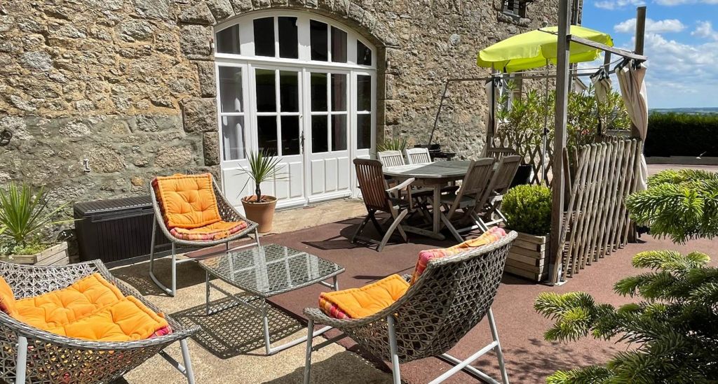 Gîte 2 personnes à Mervent à Mervent : terrasse et jardin