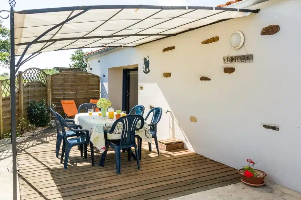 Gîte de l’Hortencia à Montaigu-Vendée : terrasse et jardin