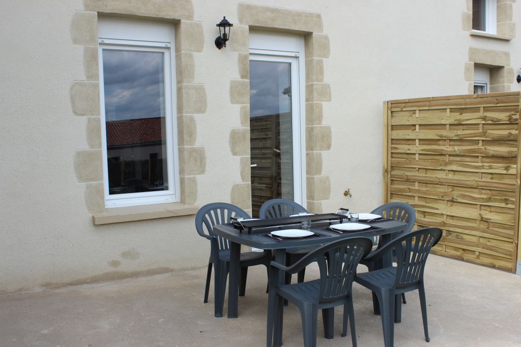 Gîte Mésange à Les Epesses : terrasse et jardin