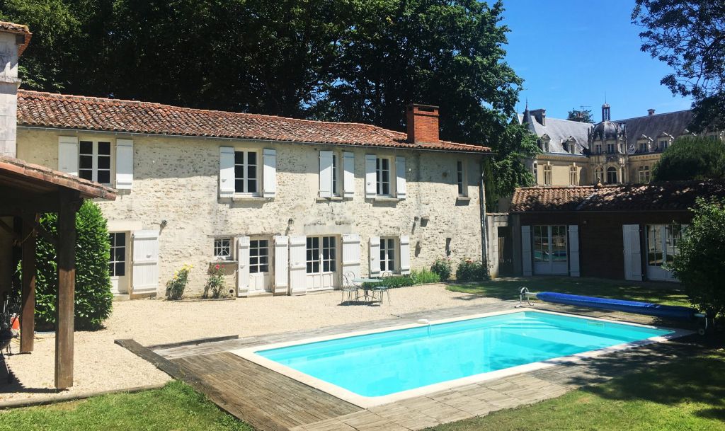 Gîte La Forêt – Château de Bourneau à Bourneau : piscine