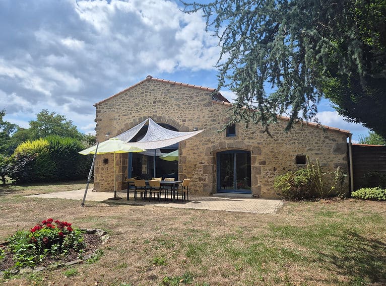 Les Mésanges à Chanverrie : terrasse et jardin