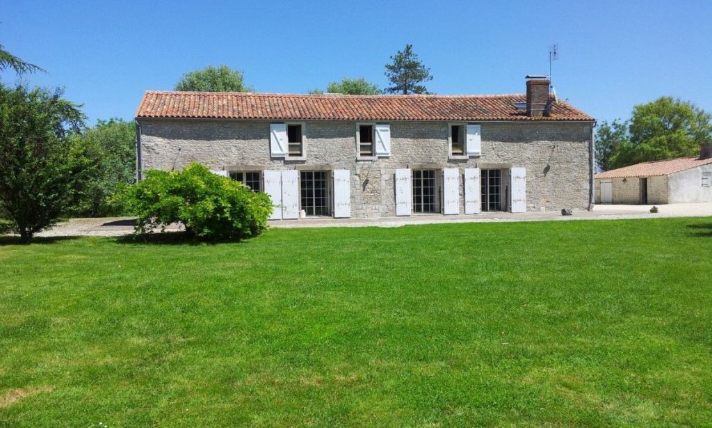 L'Ancienne Ferme à Chaillé-les-Marais : extérieur