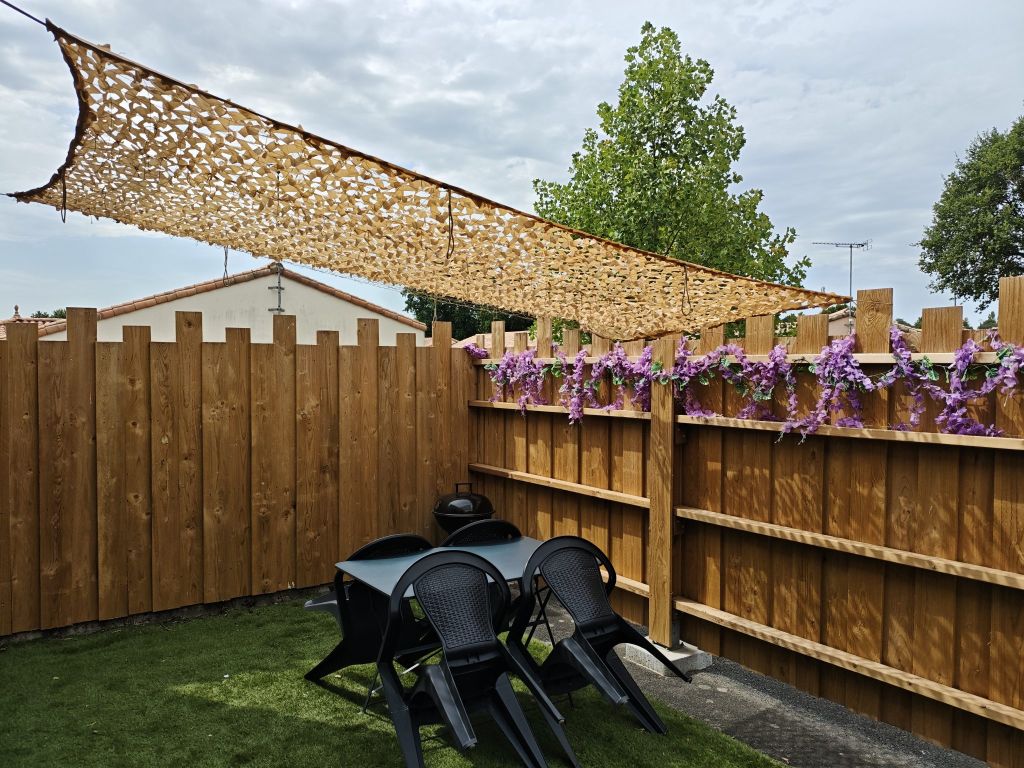 Gîte B à Les Epesses : terrasse et jardin