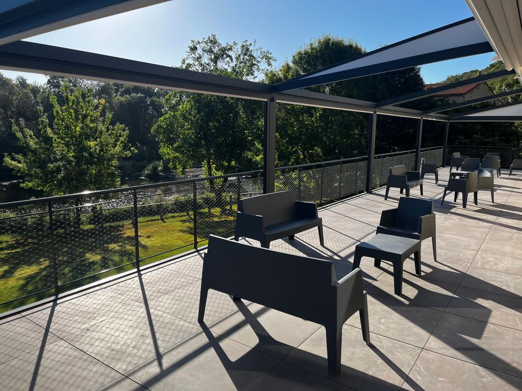 La Longère de Grenon à Saint-Aubin-des-Ormeaux : terrasse et jardin