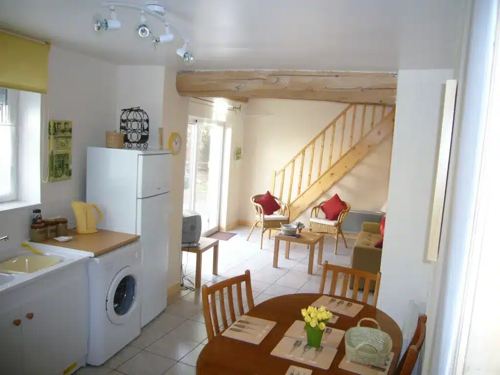 La Jolie Maison à Le Langon : salle à manger