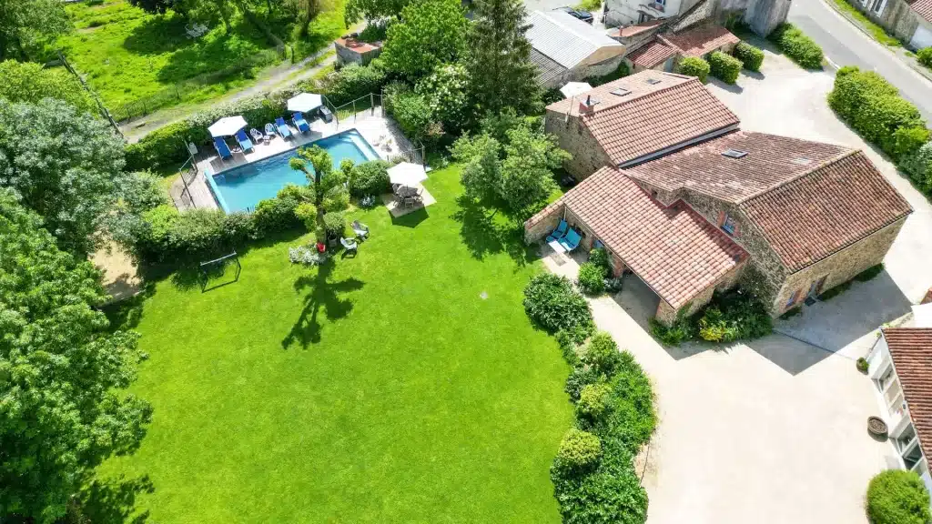 Gîte le Prieuré à Saint-Prouant : extérieur