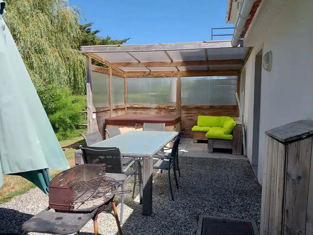 La Maraichine à Soullans : terrasse et jardin